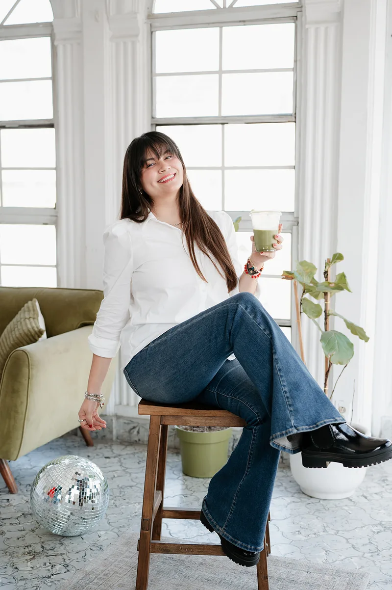 Tania Brambila, nutrióloga clínica y psicóloga cognitivo-conductual, sentada con matcha