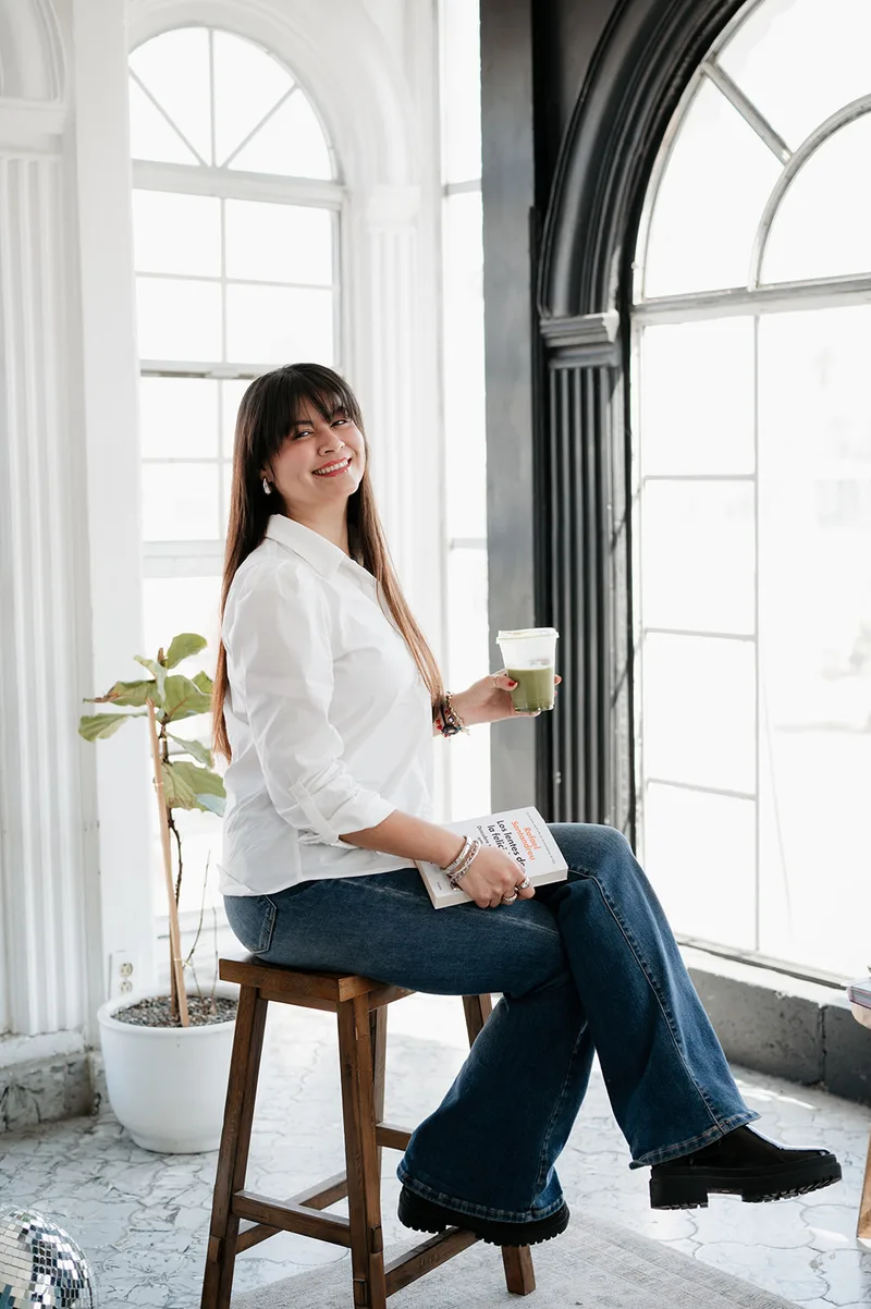 Tania Brambila en sesión con libro y matcha