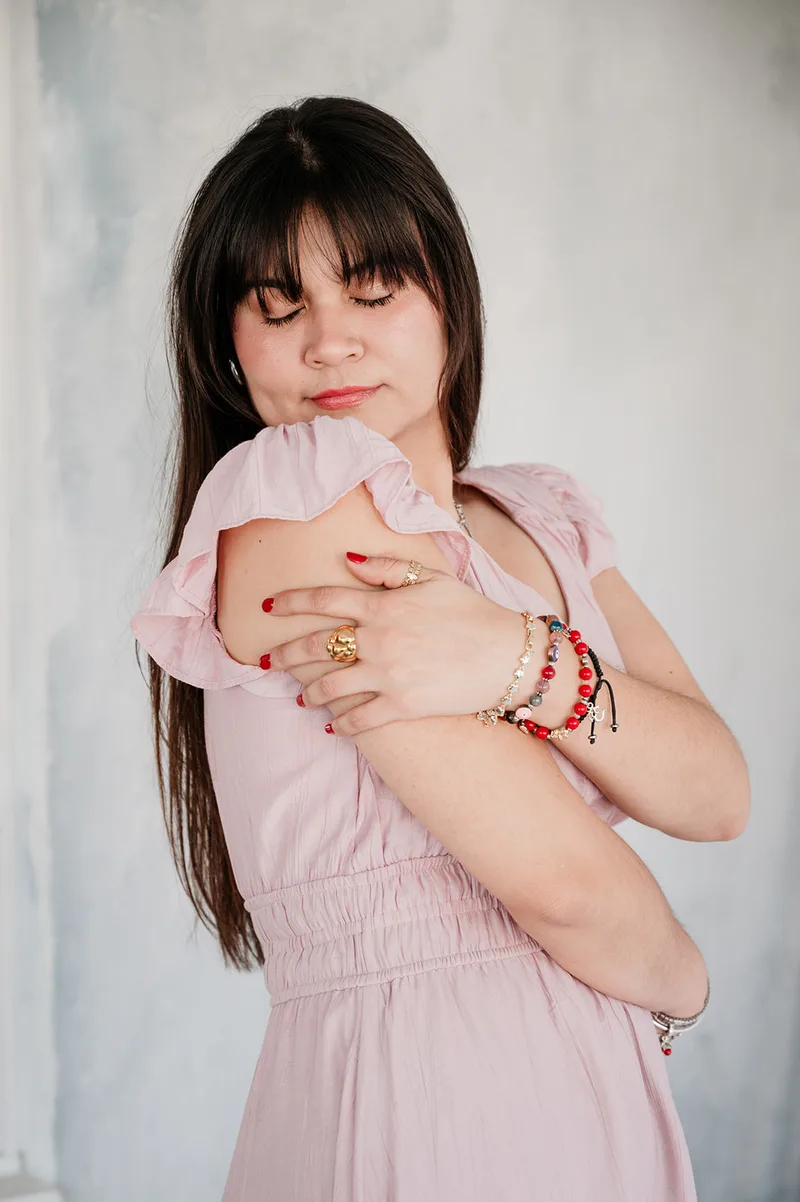 Tania Brambila abrazándose, ojos cerrados